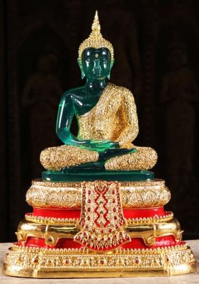 The Emerald Buddha! A Journey Through Intricate Gold Detailing and Reverent Buddhist Iconography